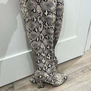 Beautiful knew high boots.